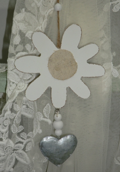 Schöne Holzblume Blüte weiß mit kleinem Metallherz
